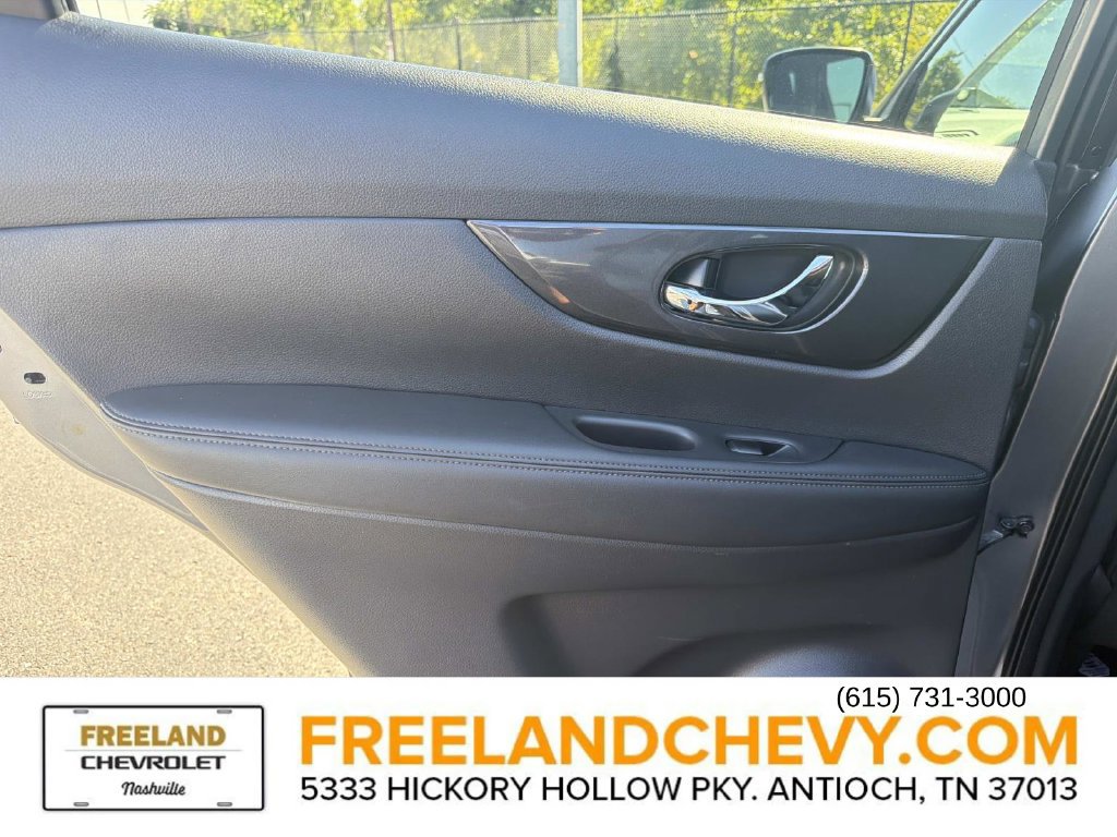 Used 2017 Nissan Rogue SV FWD image 20