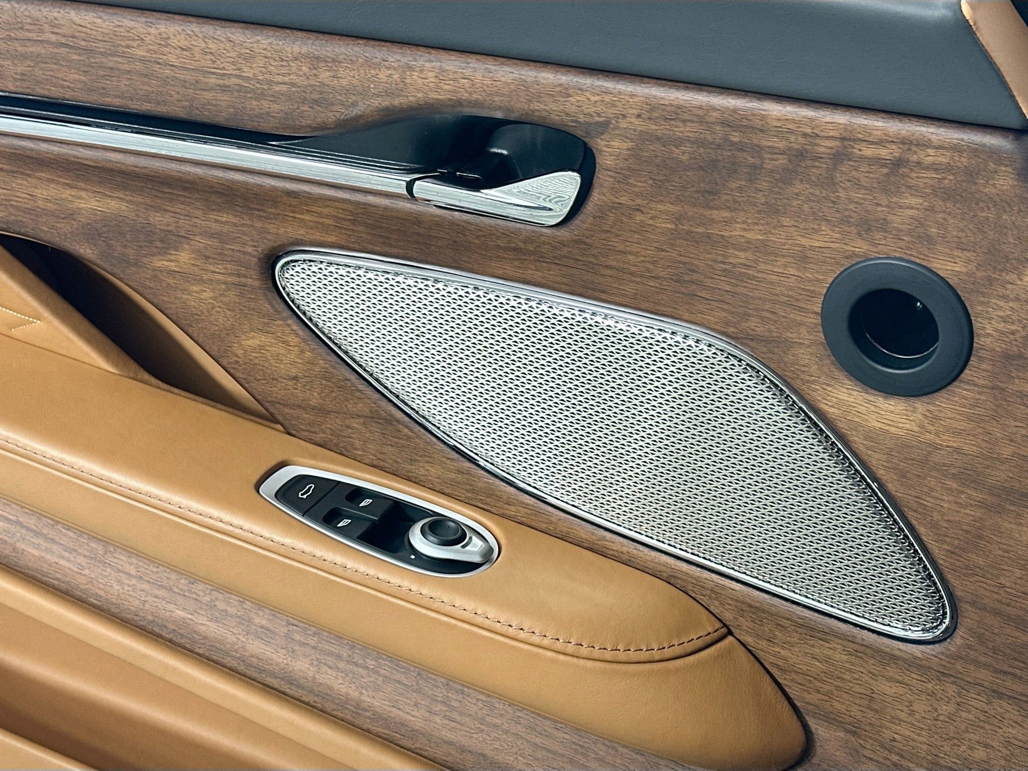 Used 2024 Aston Martin DB12 Coupe image 21