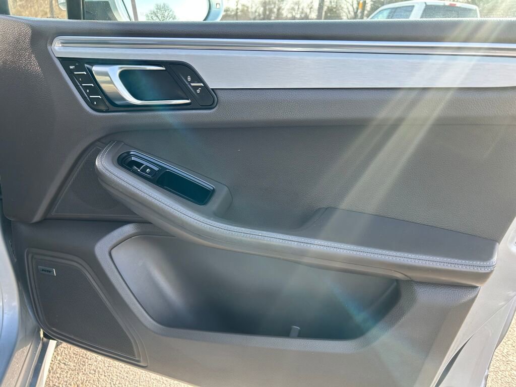 Used 2015 Porsche Macan Turbo image 27