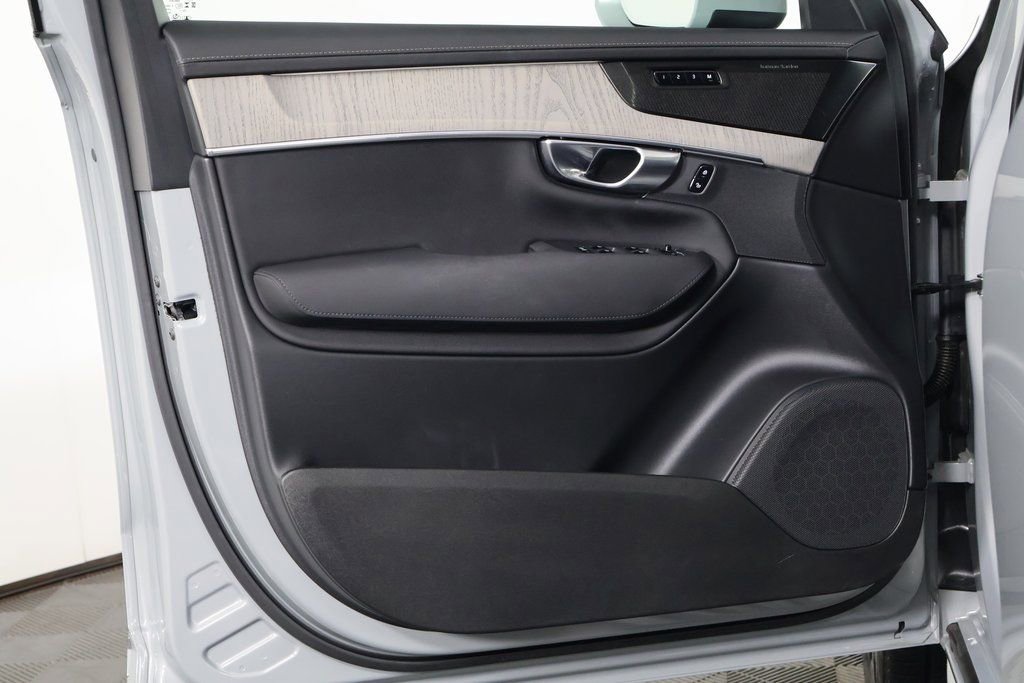 Used 2025 Volvo XC90 B6 Ultra image 13