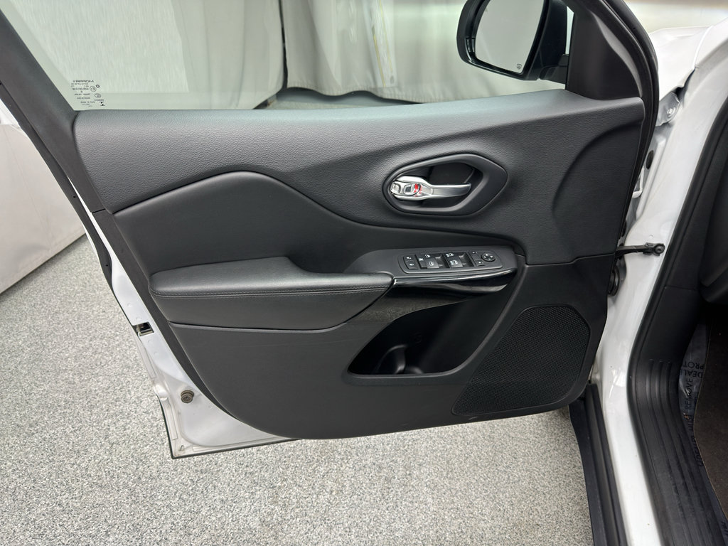 Used 2019 Jeep Cherokee Latitude Plus AWD/4WD image 8