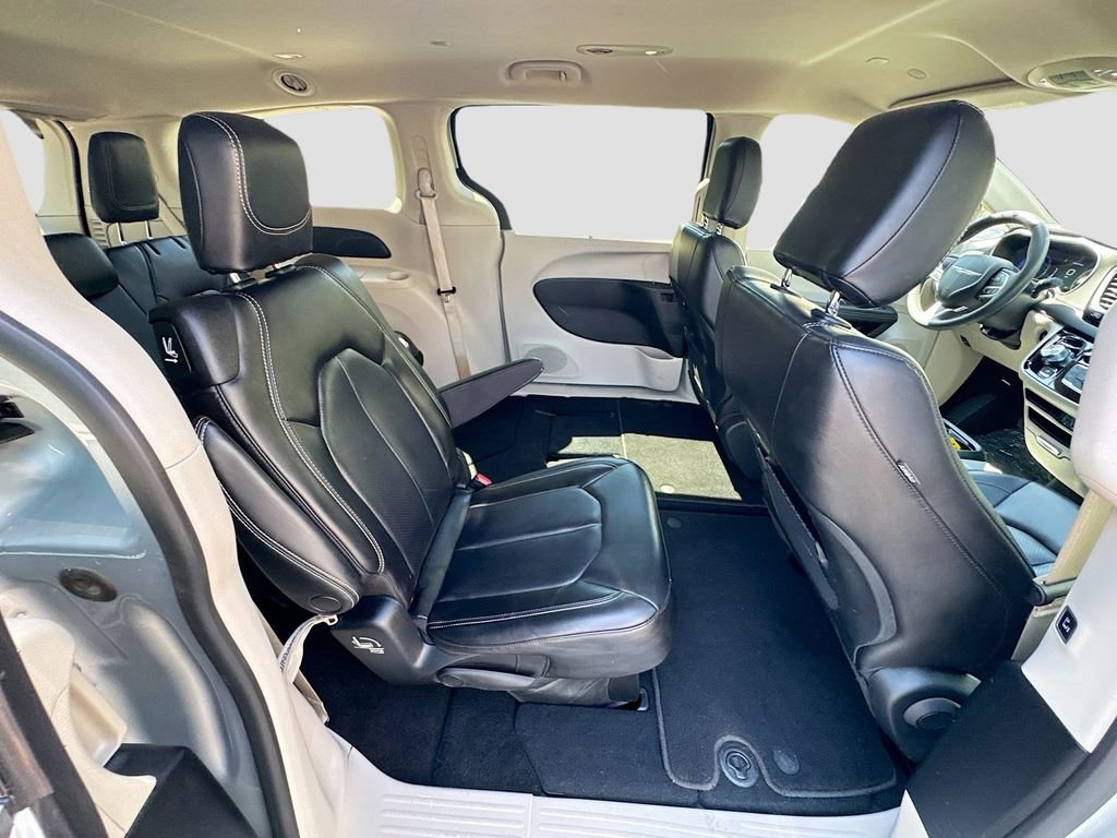 Used 2023 Chrysler Pacifica Touring-L FWD image 23