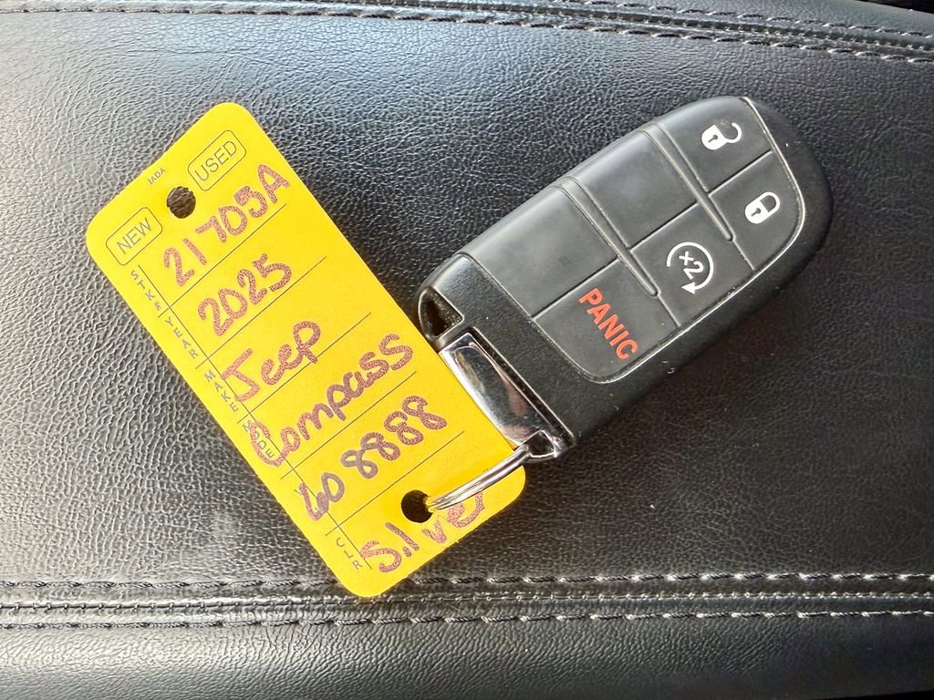 Used 2025 Jeep Compass Latitude image 29