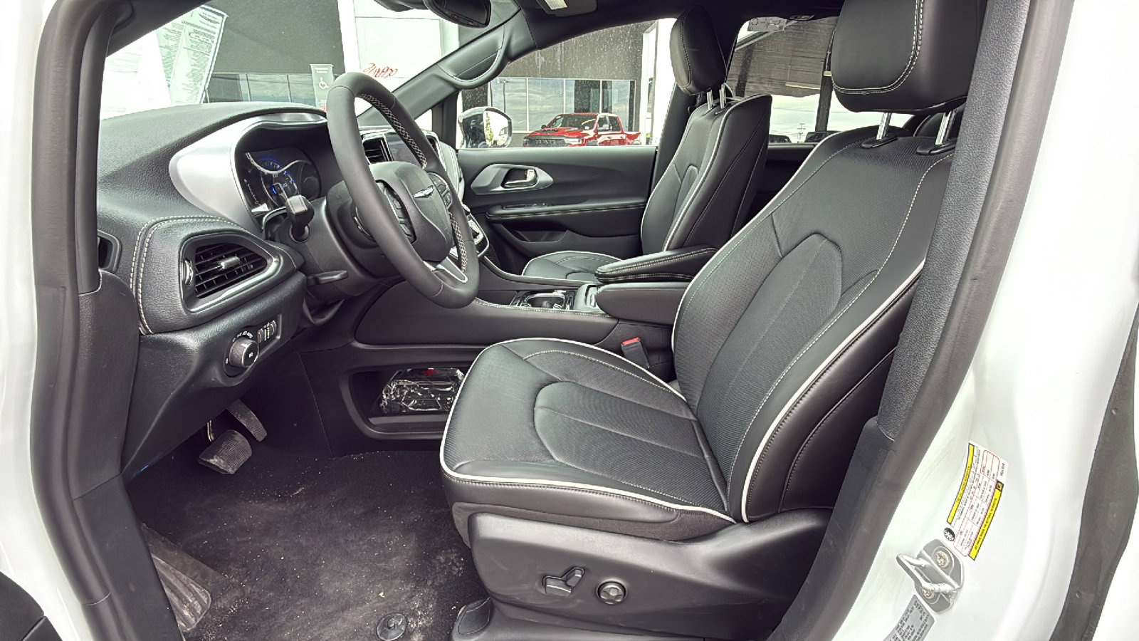 New 2026 Chrysler Pacifica Limited FWD image 10