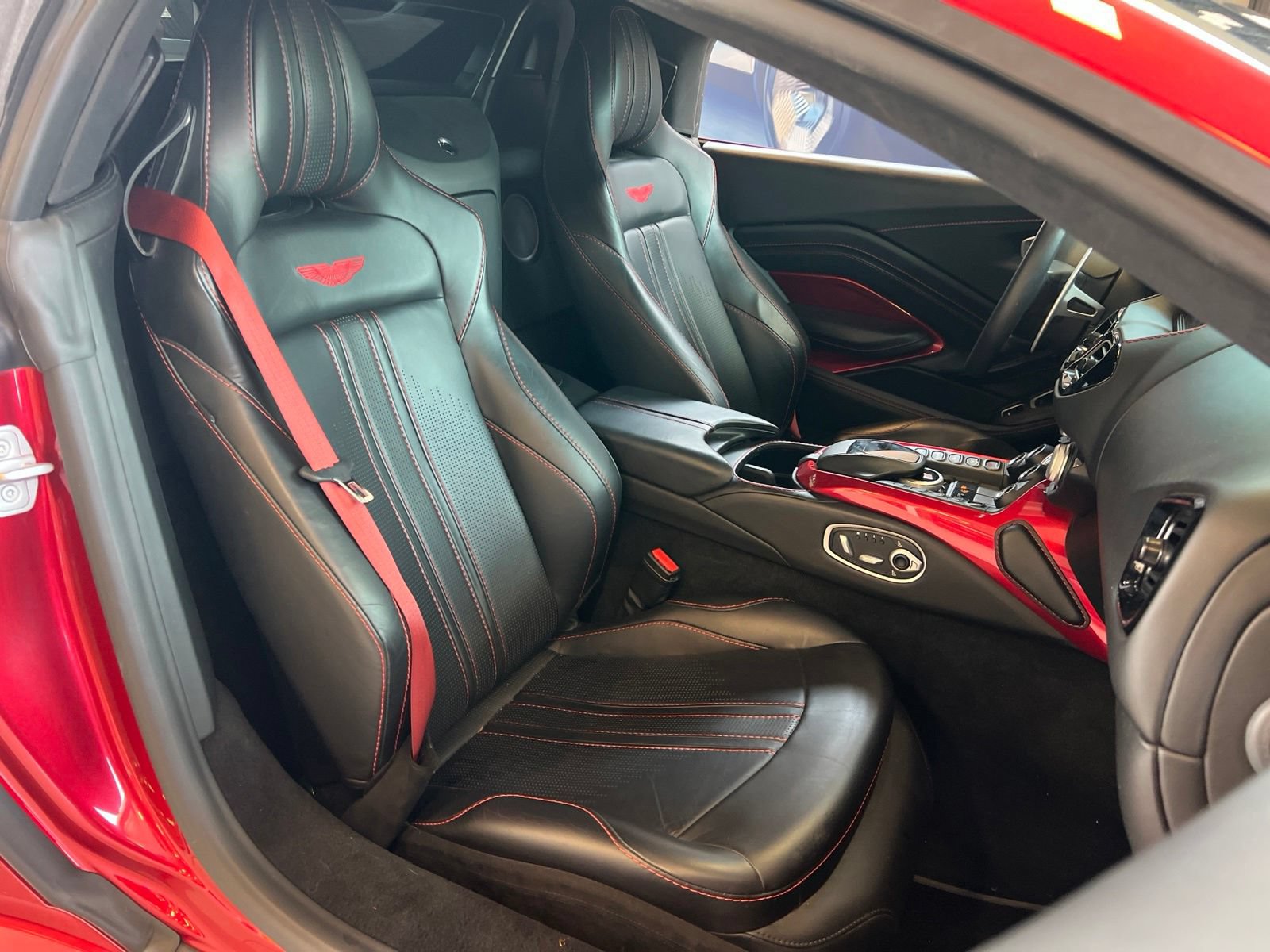 Used 2021 Aston Martin V8 Vantage Roadster RWD image 33