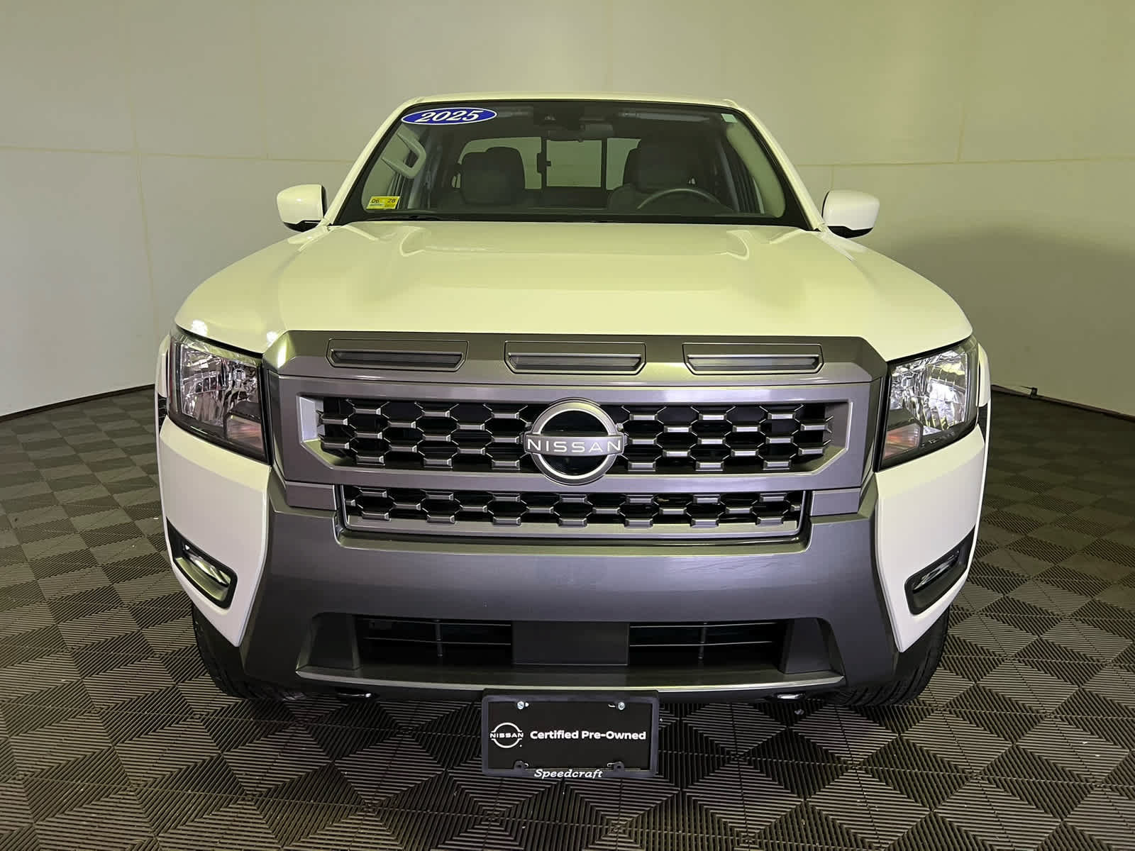 Used 2025 Nissan Frontier SV w/ SV Convenience Package AWD/4WD image 2