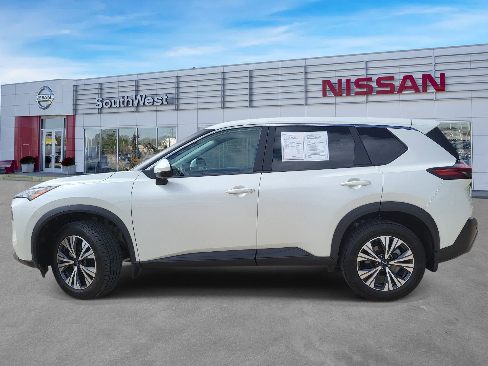 Used 2022 Nissan Rogue SV image 9