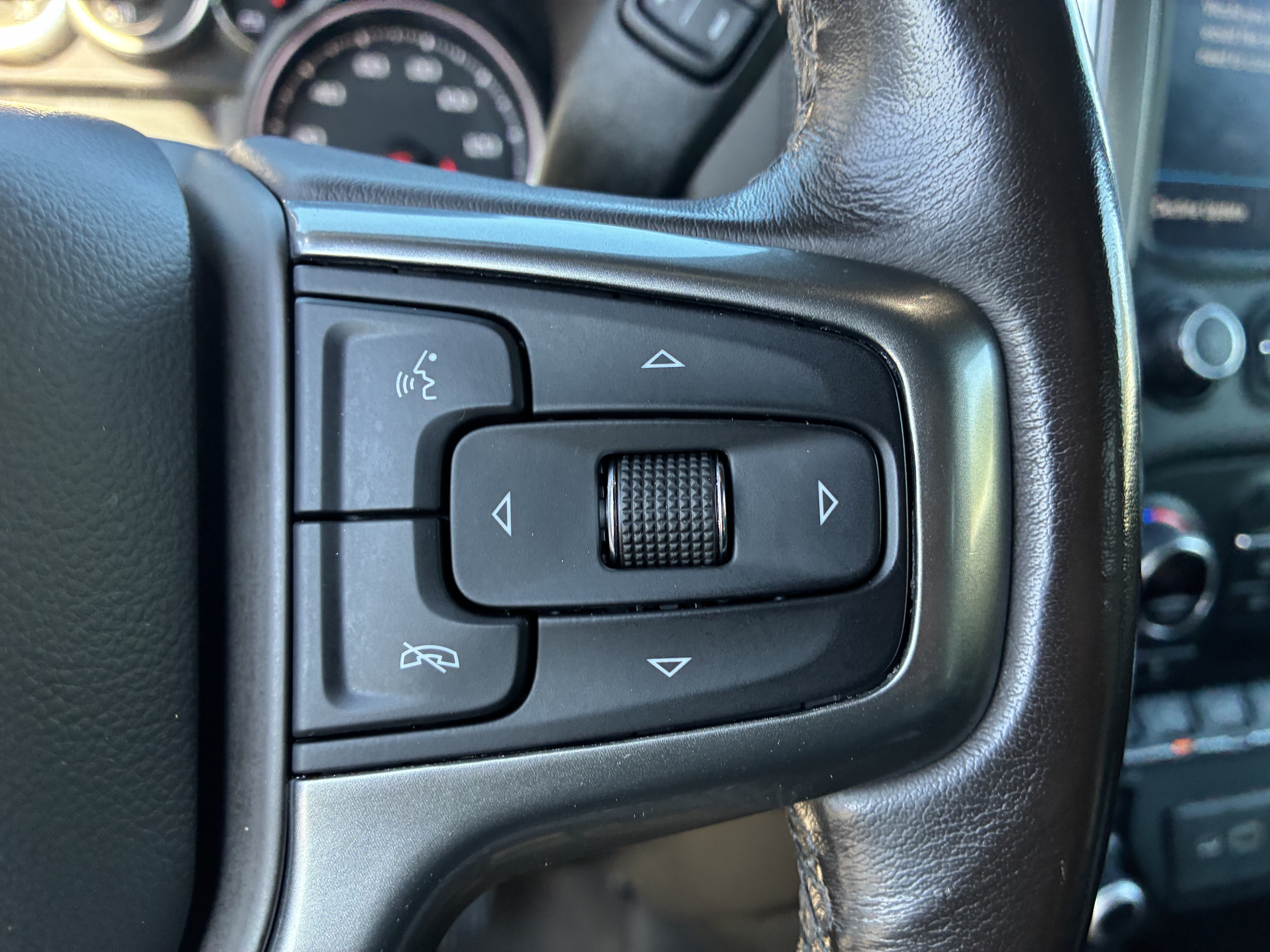 Used 2022 Chevrolet Silverado 1500 LT AWD/4WD image 29