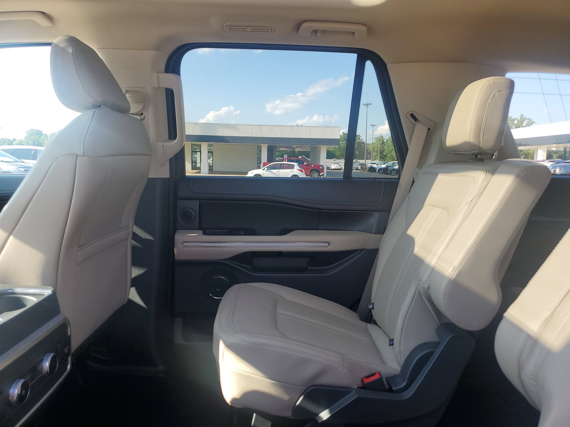 Used 2024 Ford Expedition Limited AWD/4WD image 32