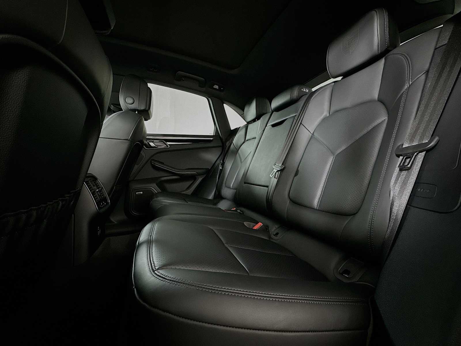 Certified 2026 Porsche Macan AWD/4WD image 23