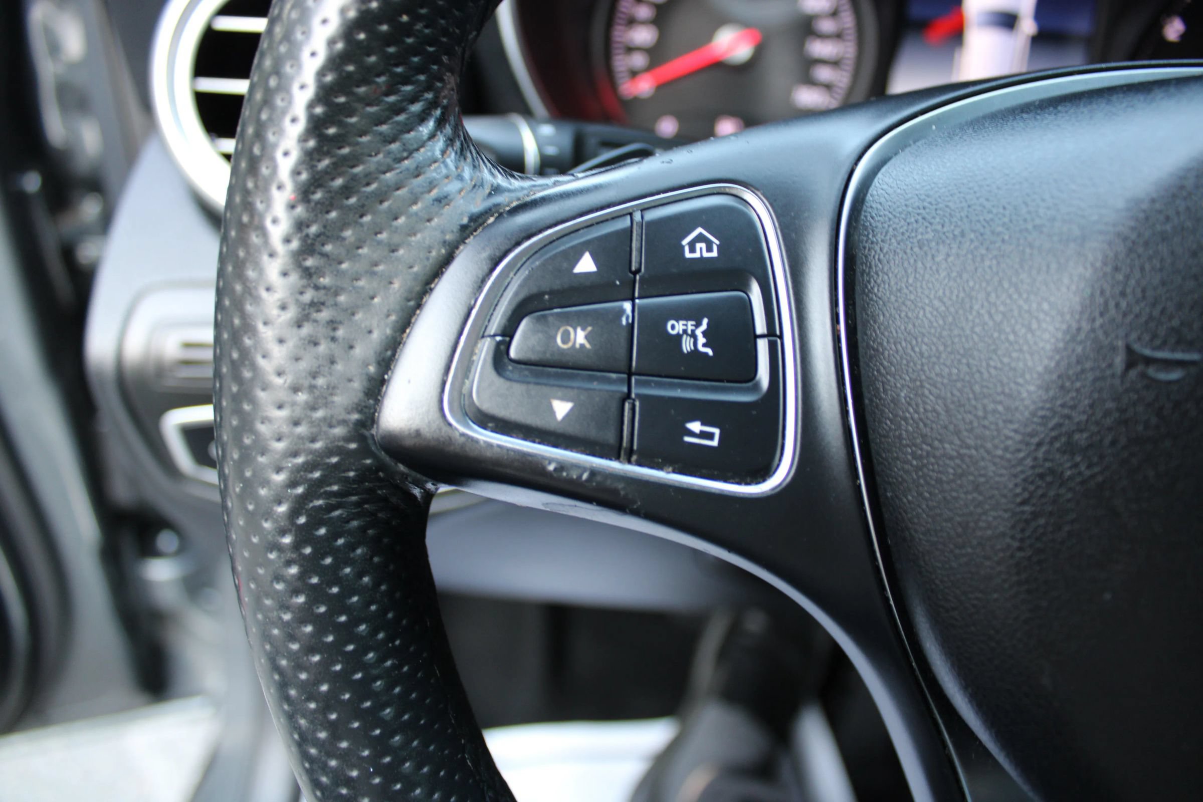 Used 2018 Mercedes-Benz GLC 300 4MATIC image 10