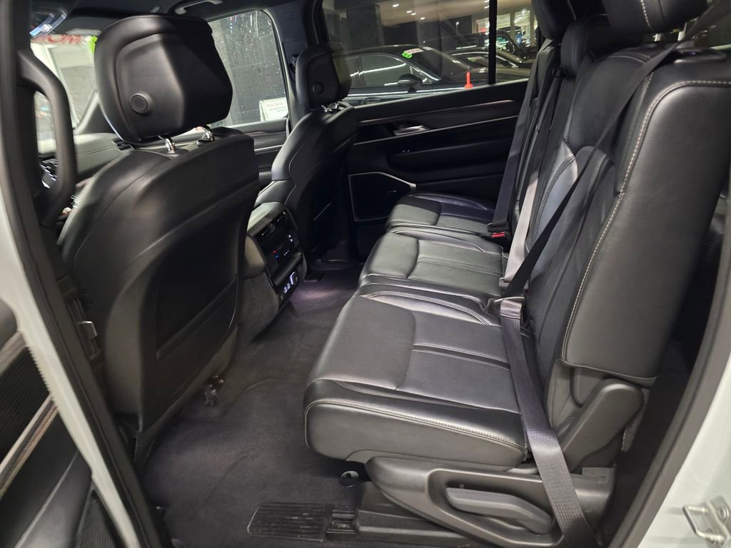 Certified 2024 Jeep Wagoneer L Series II image 32