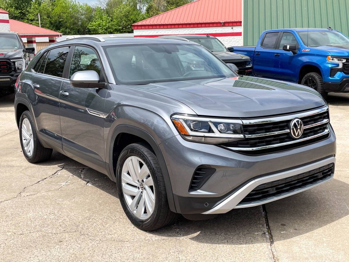 Used 2021 Volkswagen Atlas Cross Sport SE w/ Panoramic Sunroof Package FWD image 2
