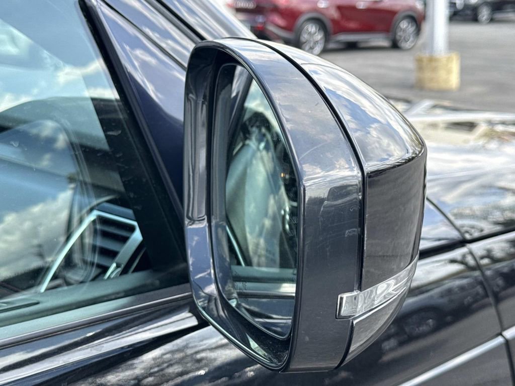 Used 2020 Land Rover Discovery HSE image 28