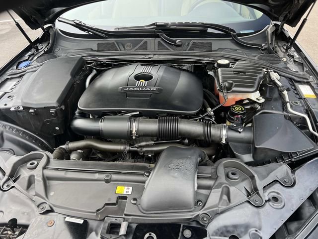 Used 2013 Jaguar XF image 9