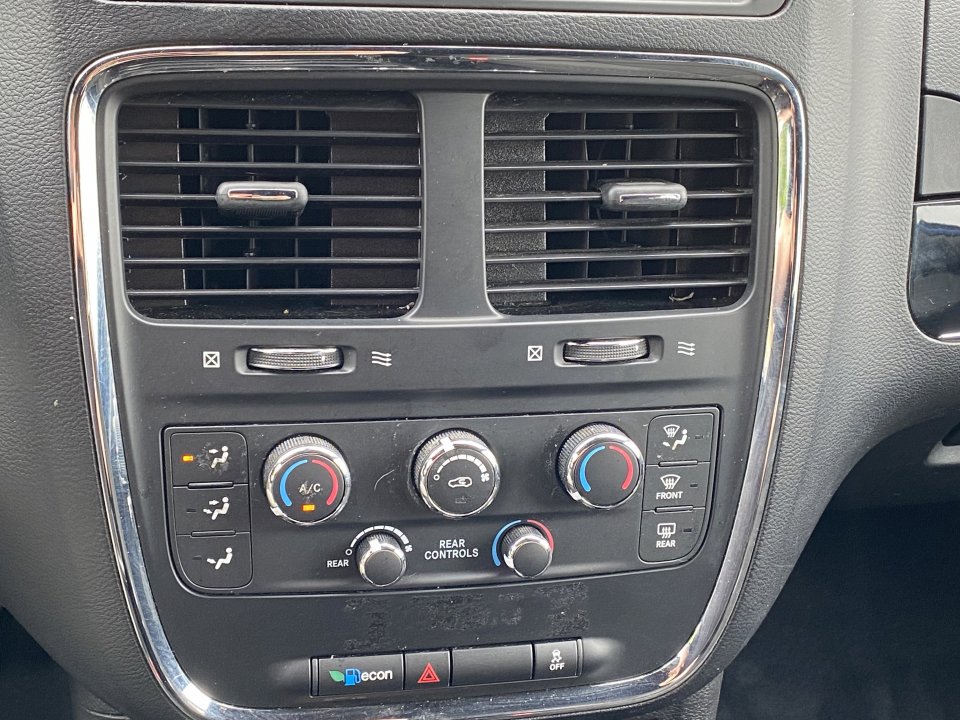 Used 2020 Dodge Grand Caravan SE FWD image 14