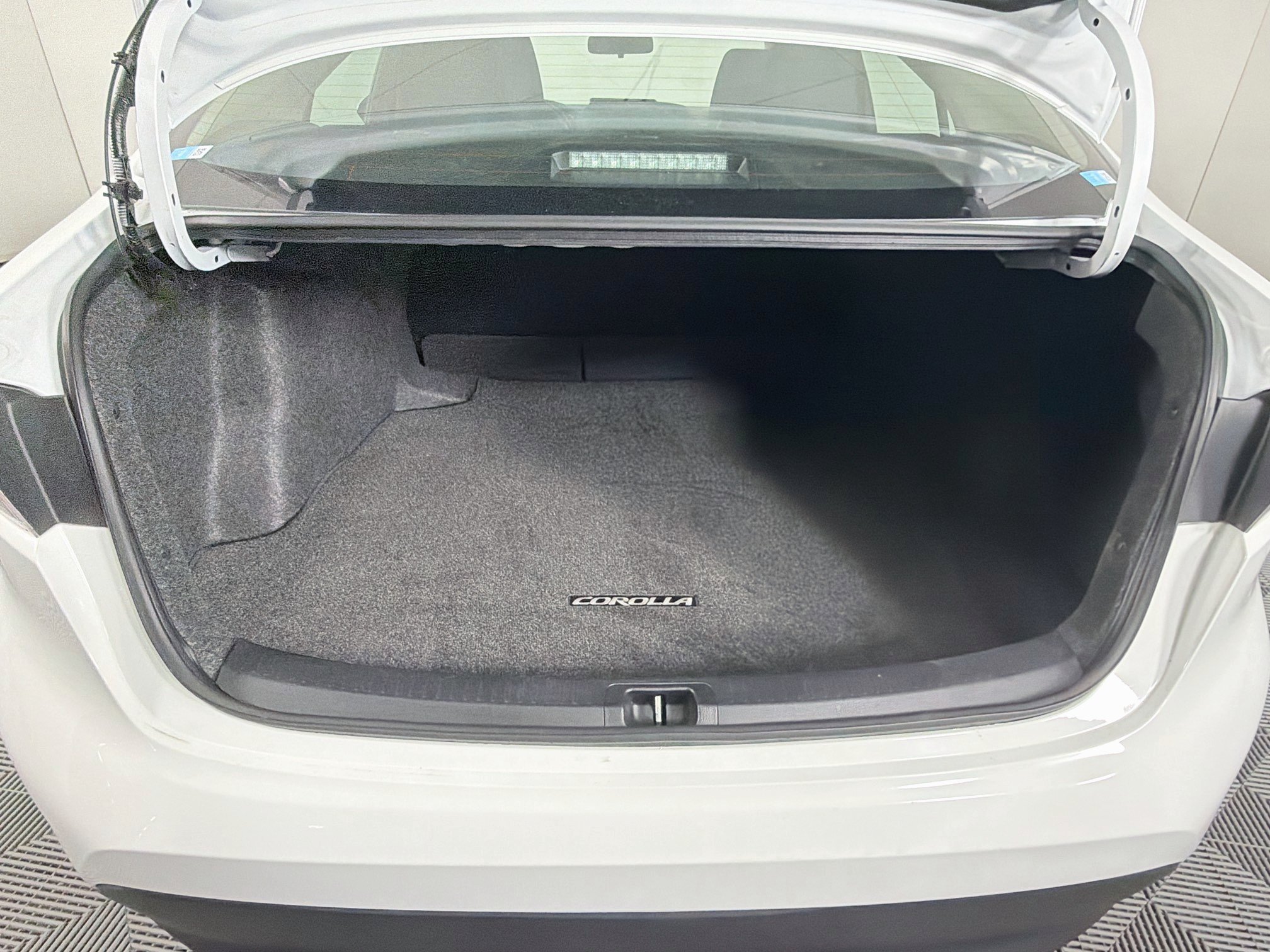 Used 2025 Toyota Corolla LE FWD image 28