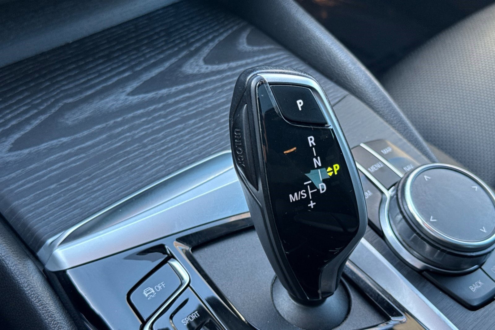 Used 2023 BMW 530e w/ Convenience Package image 25