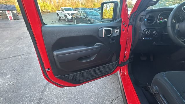 Used 2025 Jeep Wrangler Unlimited Rubicon 4xe w/ Convenience Group AWD/4WD image 11