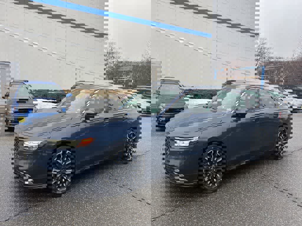 Used 2023 Honda Accord Touring image 2