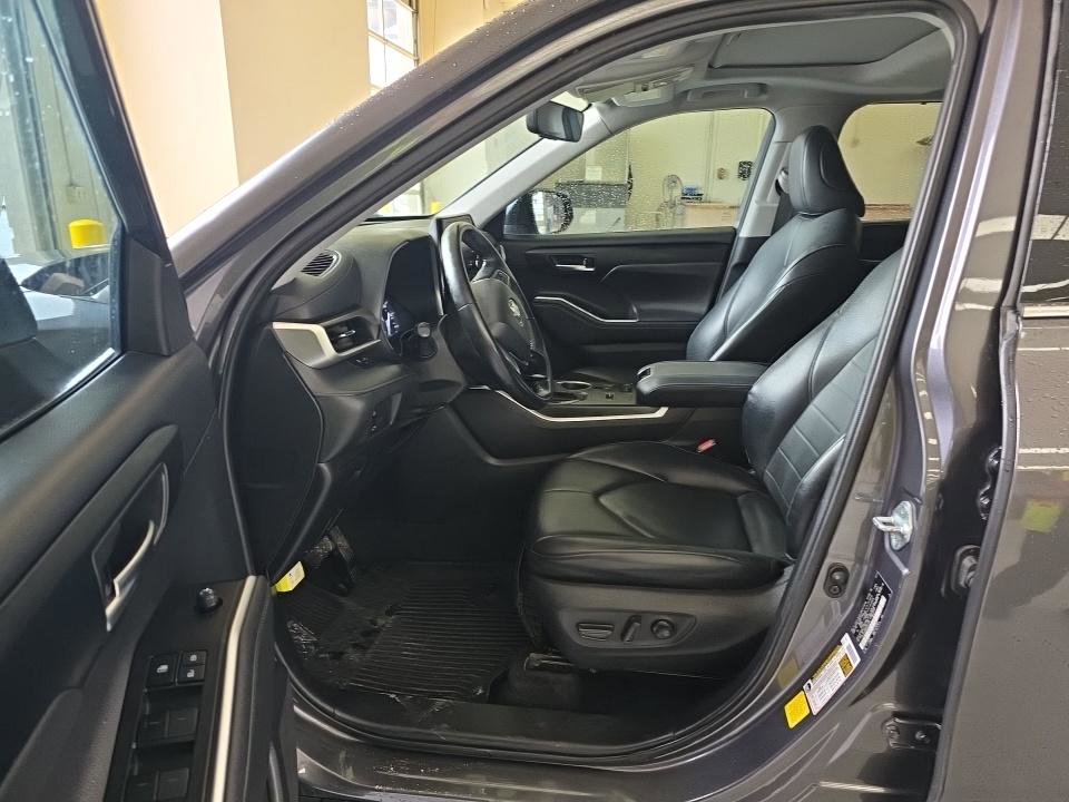 Used 2021 Toyota Highlander XLE image 13