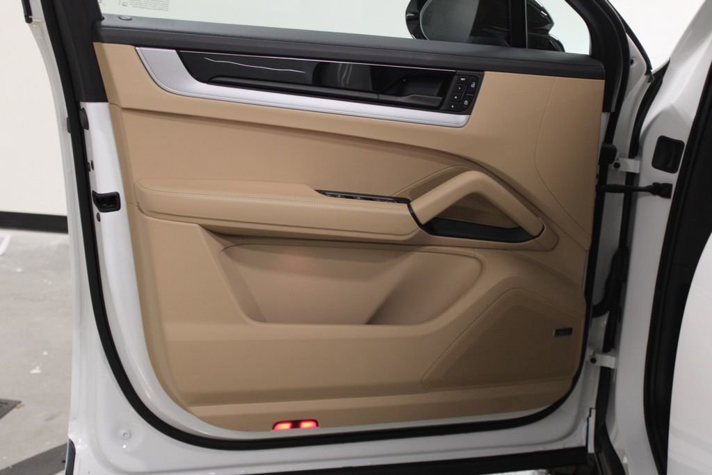 Certified 2026 Porsche Cayenne Coupe image 18