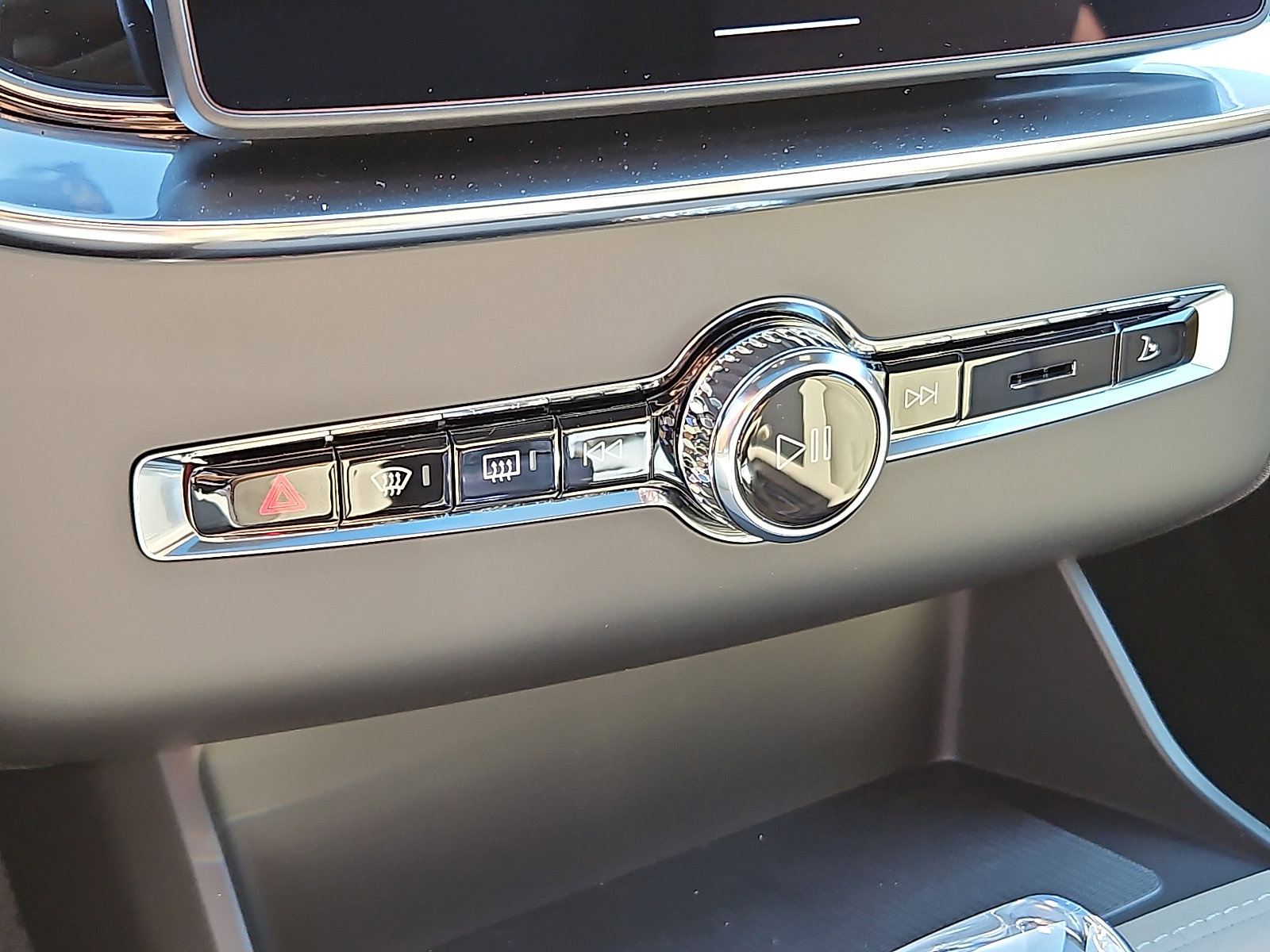 New 2026 Volvo XC90 B6 Plus w/ Protection Package Premier image 14