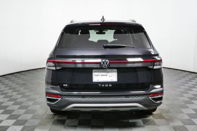 Used 2025 Volkswagen Taos SE w/ Panoramic Sunroof Package FWD image 25