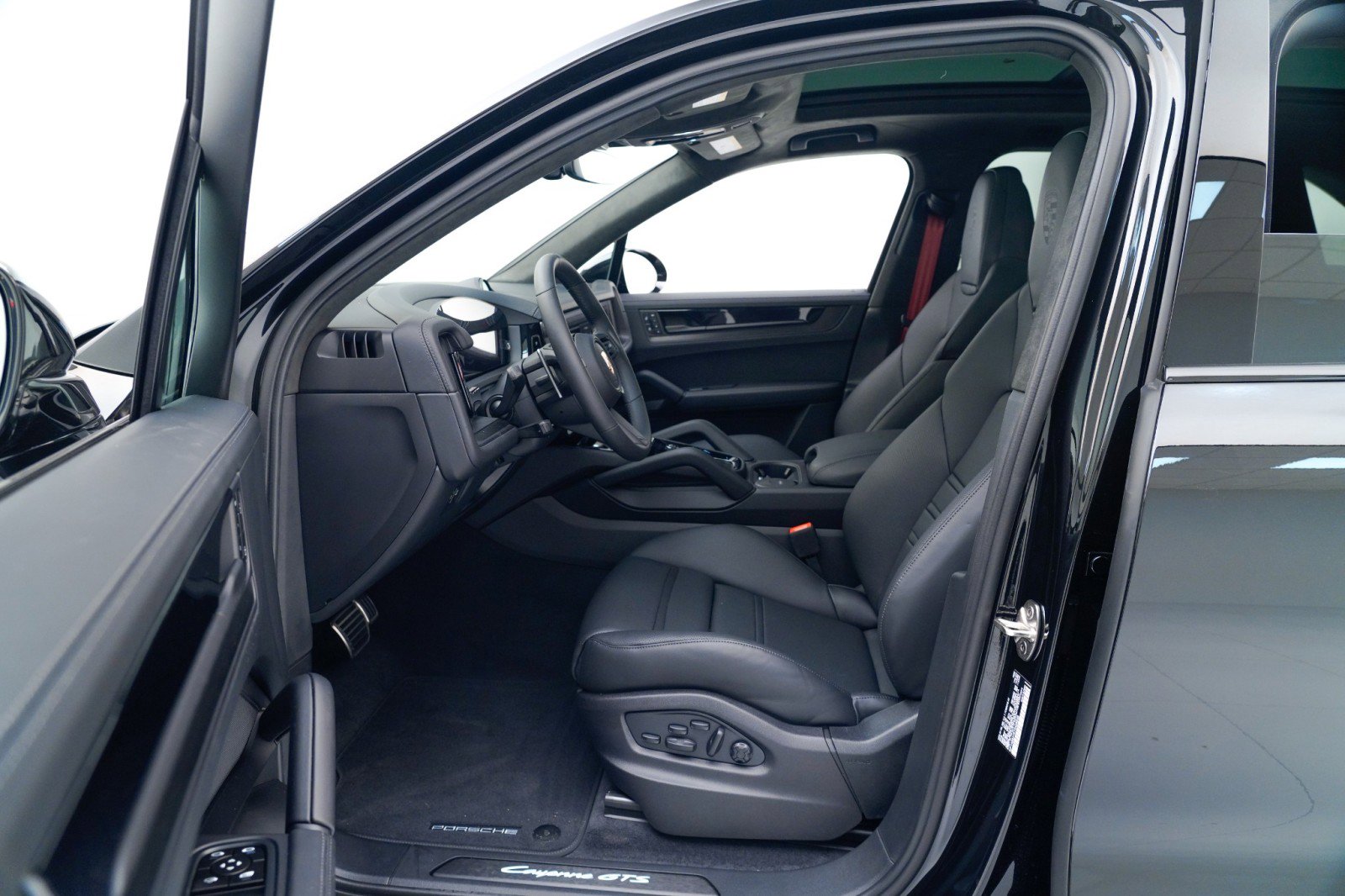 New 2026 Porsche Cayenne GTS image 17