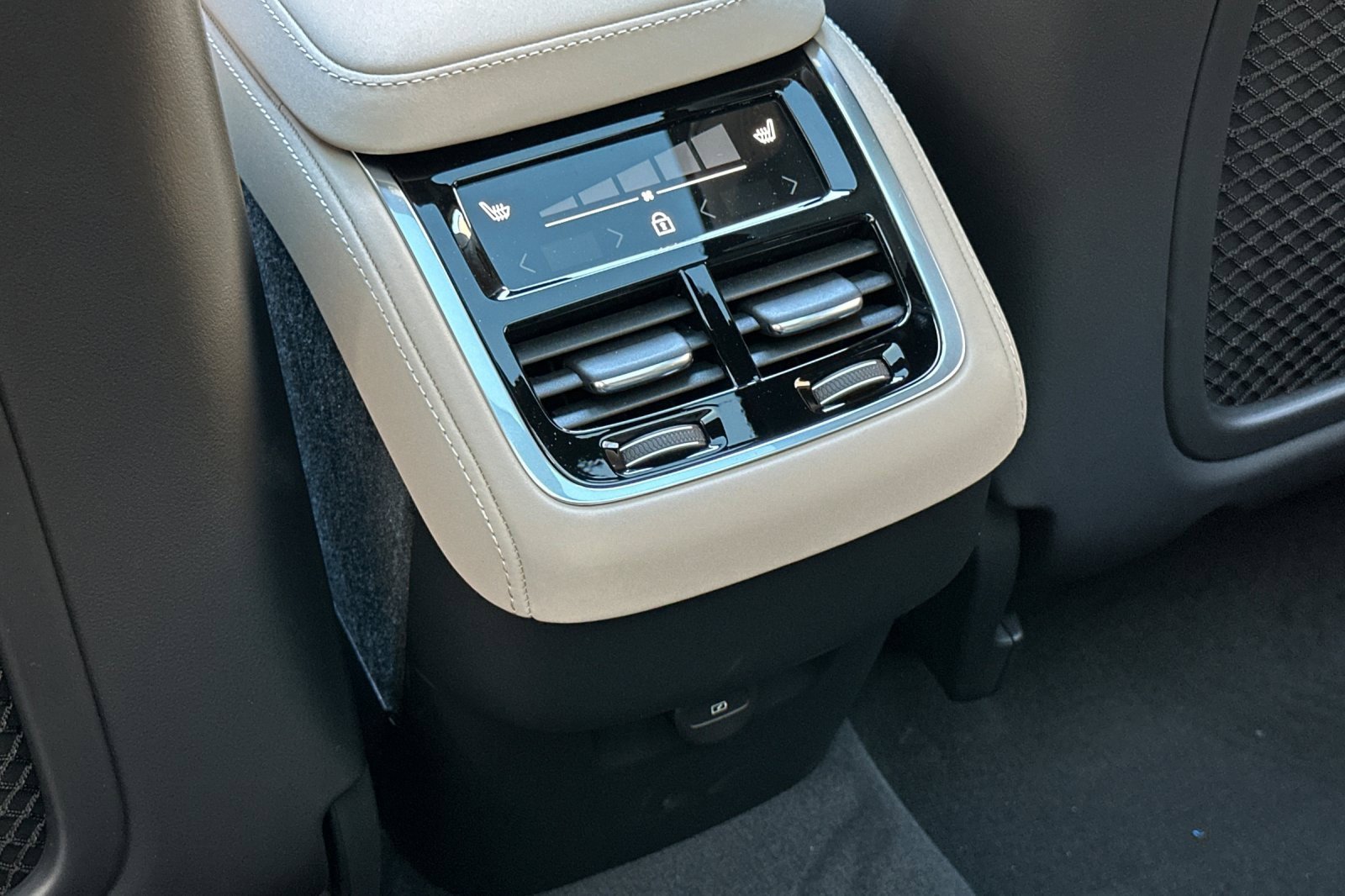 New 2026 Volvo XC90 B6 Plus w/ Protection Package Premier image 13