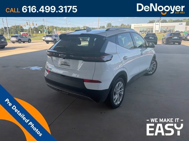 Used 2022 Chevrolet Bolt EUV LT w/ Comfort Package FWD image 5