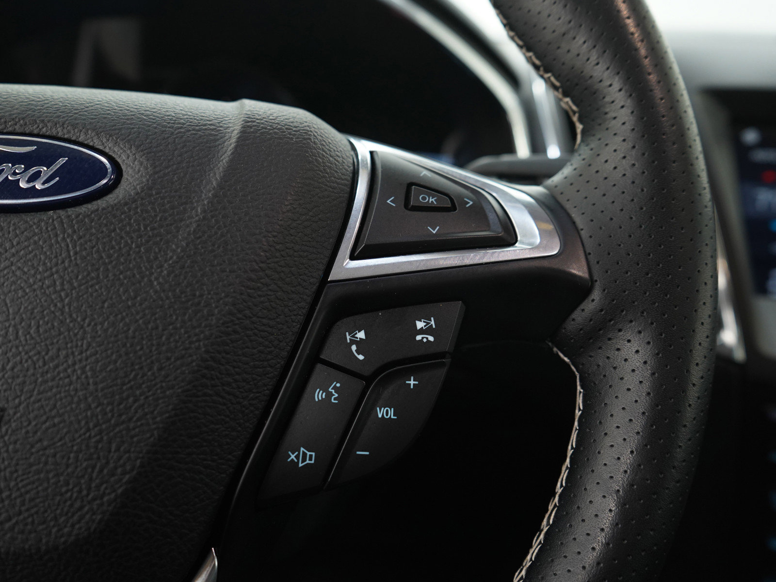 Used 2019 Ford Edge ST w/ Cold Weather Package AWD/4WD image 28