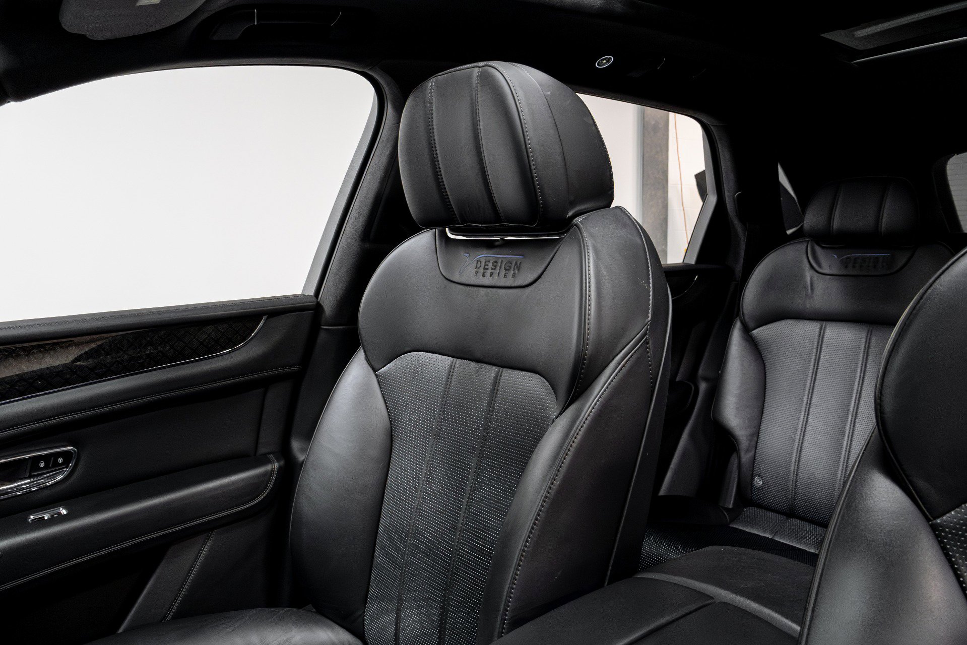 Used 2020 Bentley Bentayga Design Series image 13