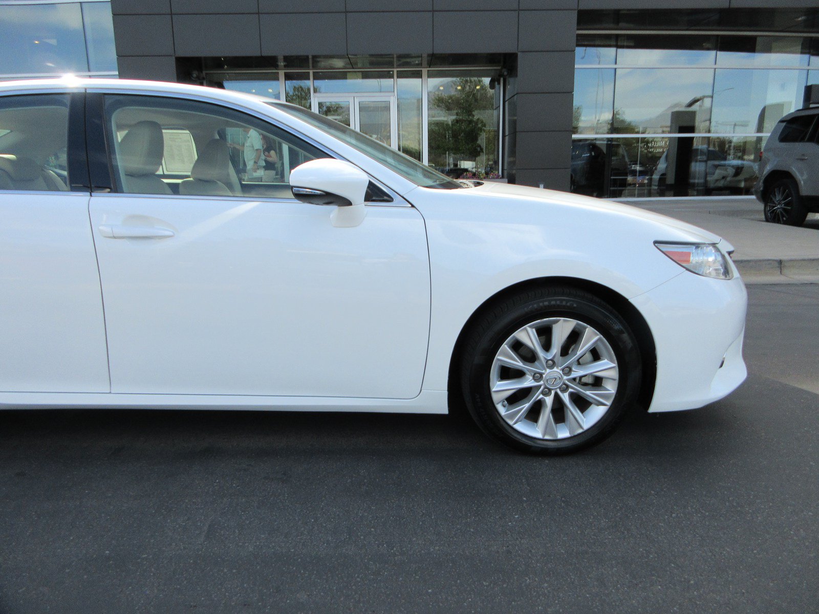 Used 2013 Lexus ES 300h w/ Luxury Pkg FWD image 12