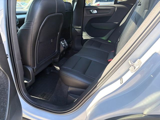 Used 2021 Volvo XC40 T4 Momentum image 21