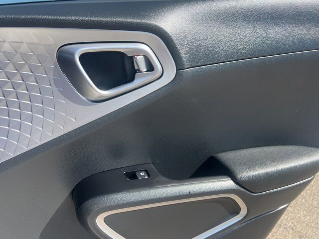 Used 2025 Kia Soul LX w/ LX Technology Package FWD image 28
