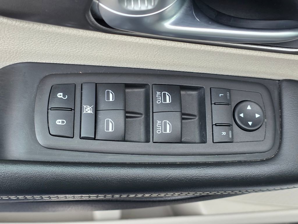 Used 2024 Chrysler Pacifica Touring-L image 13