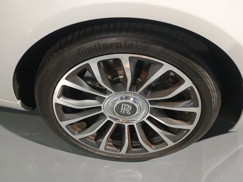 Used 2018 Rolls-Royce Dawn RWD image 37