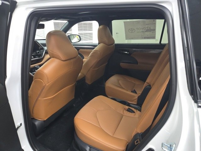 New 2026 Toyota Highlander Platinum image 17