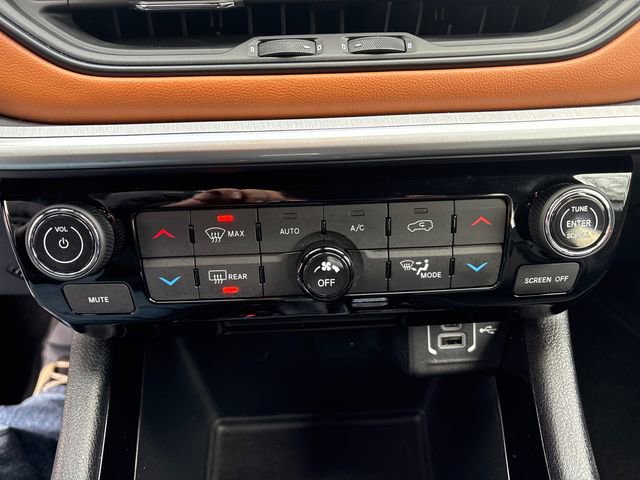 Used 2025 Jeep Compass Limited image 35