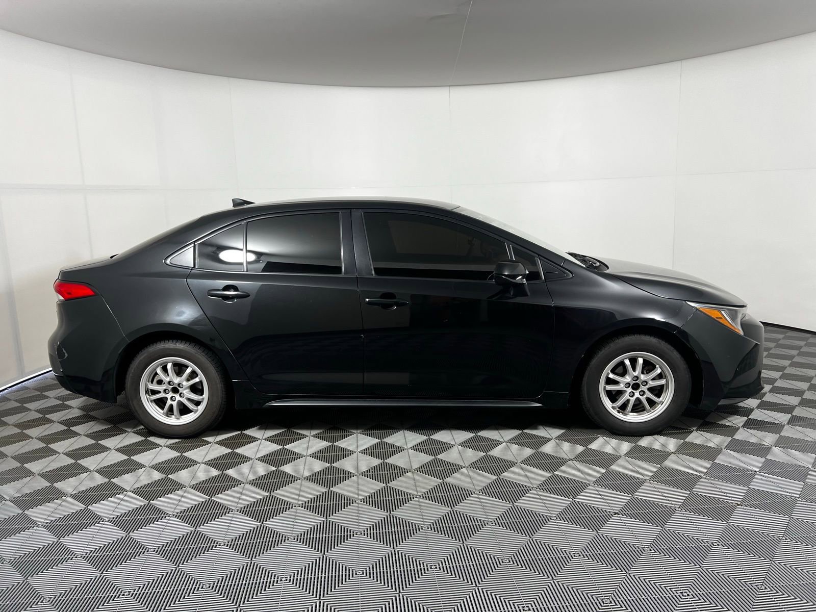 Used 2022 Toyota Corolla LE image 4