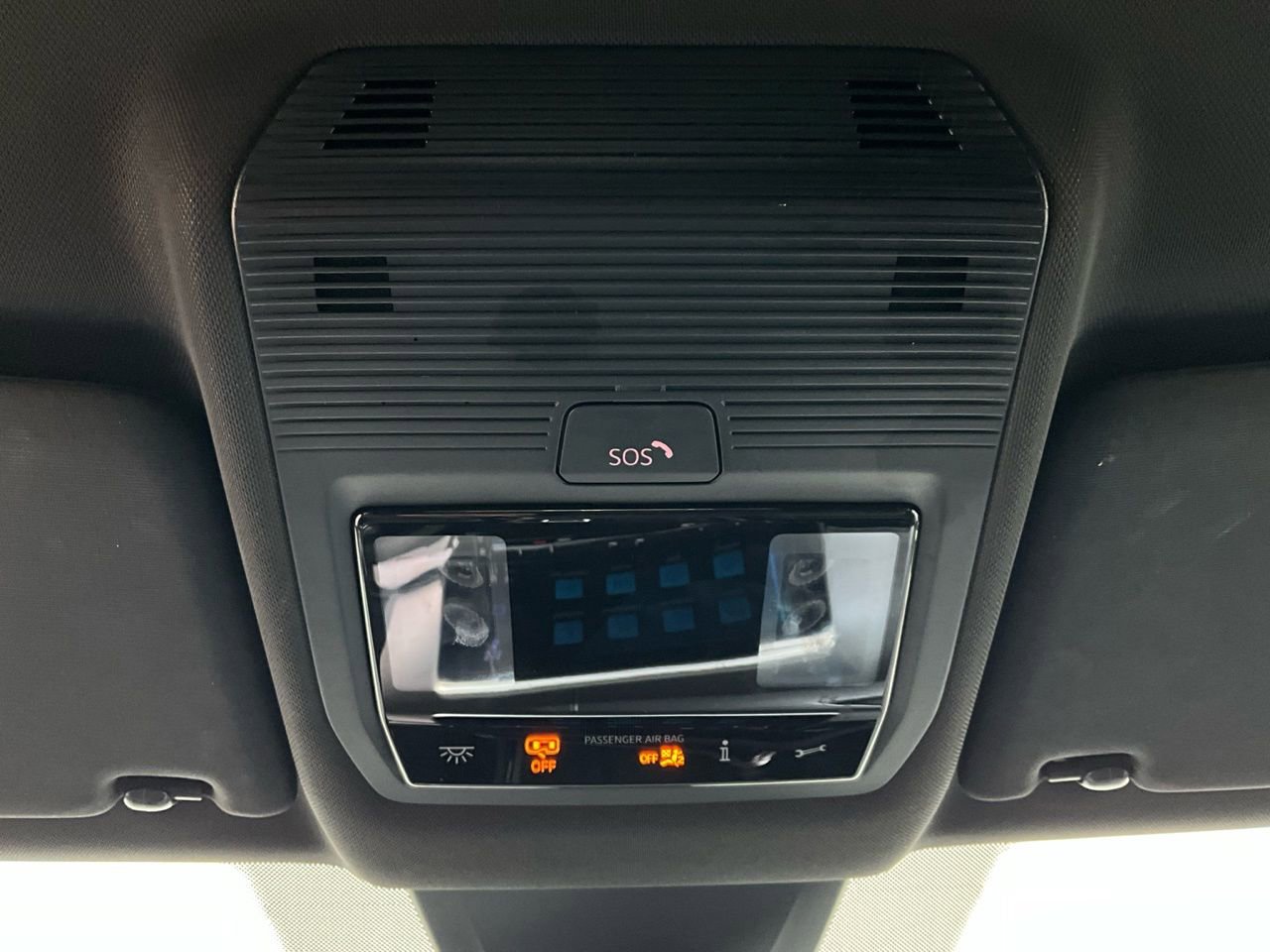 Used 2025 Volkswagen Atlas Cross Sport SE image 17