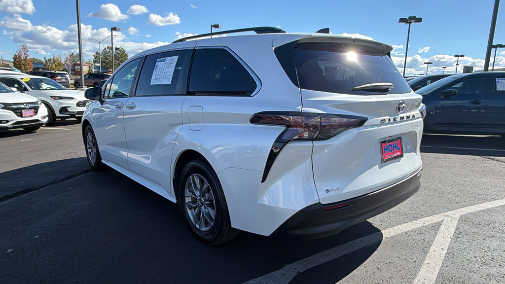 Used 2025 Toyota Sienna XLE FWD image 5