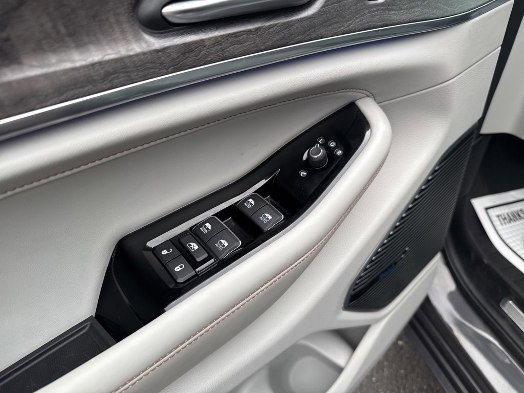 Used 2022 Jeep Grand Cherokee Overland w/ Luxury Tech Group IV image 15