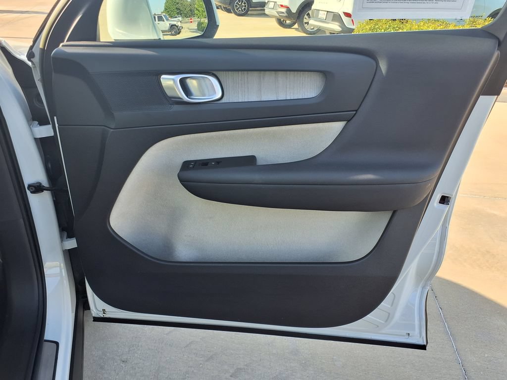 Certified 2023 Volvo XC40 B4 Plus w/ Climate Package FWD image 21