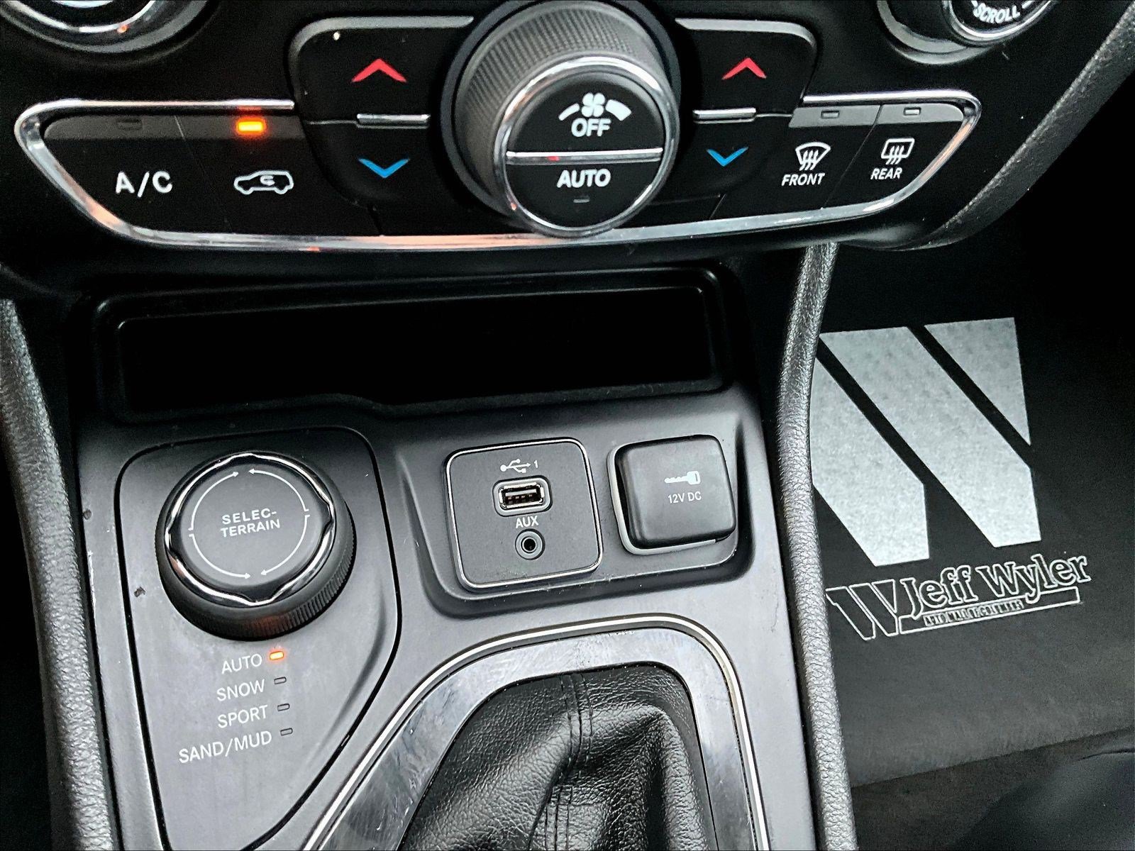 Used 2019 Jeep Cherokee Limited AWD/4WD image 16