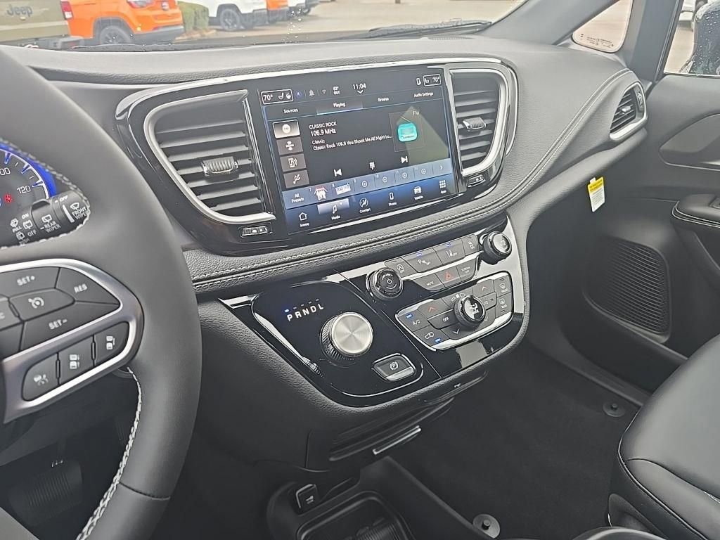 New 2026 Chrysler Pacifica Select image 18