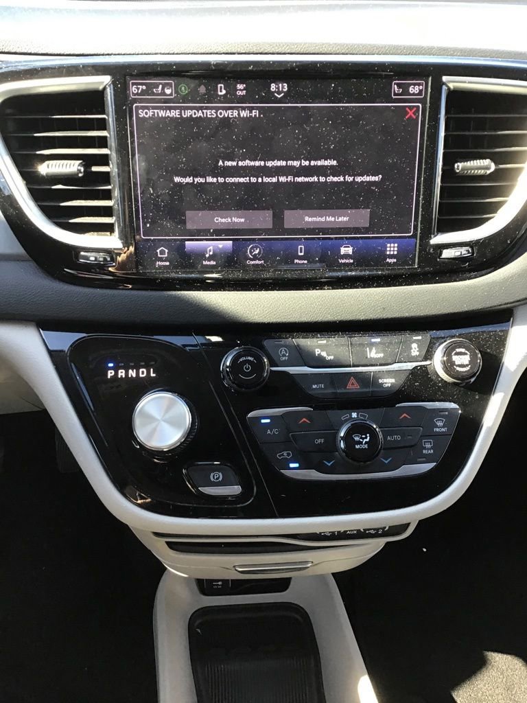 Used 2023 Chrysler Pacifica Touring-L image 10