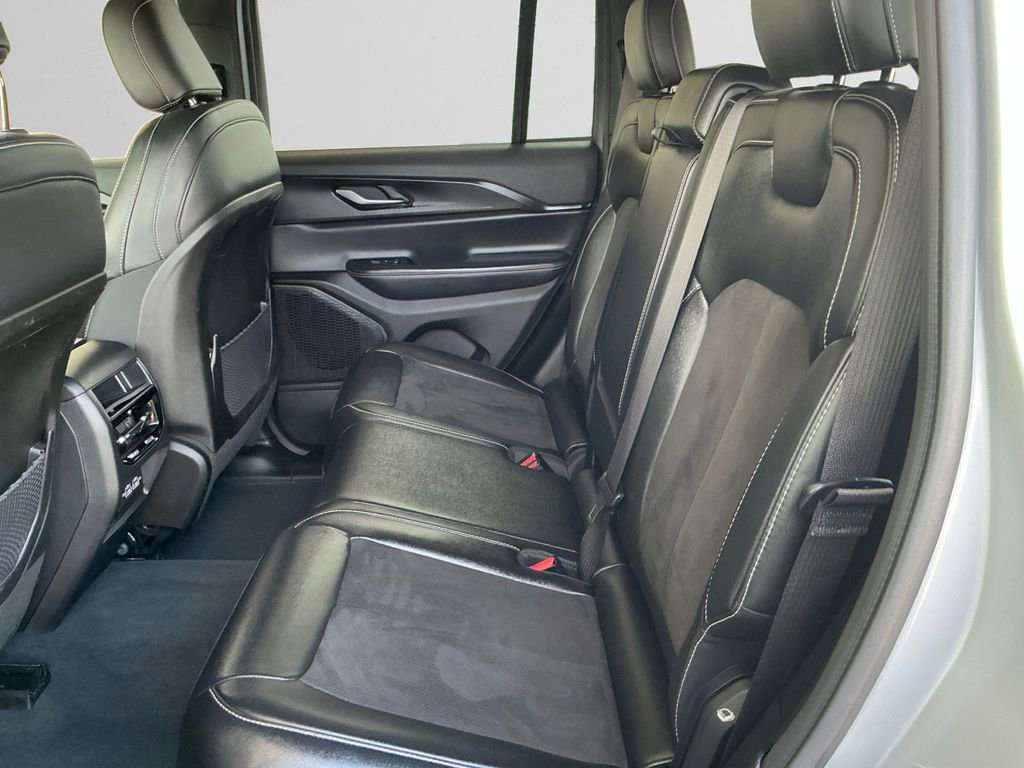 Used 2023 Jeep Grand Cherokee Altitude image 13