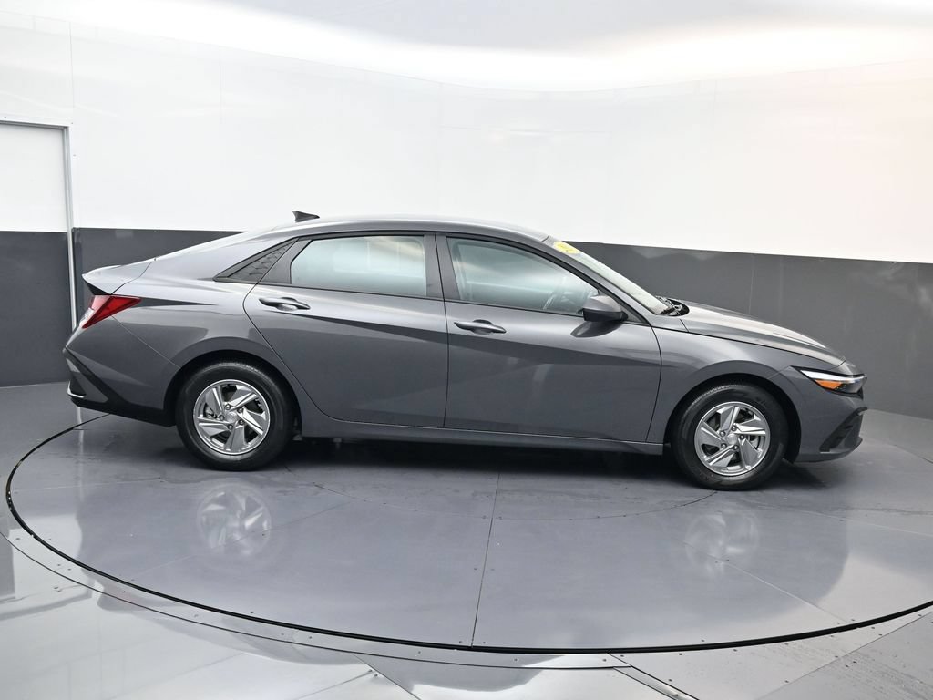 Certified 2026 Hyundai Elantra SE FWD image 3